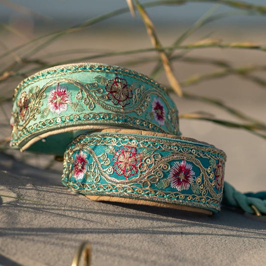 SARI FLORA | Gepolstertes Windhundhalsband aus Leder mit edler Sari Borte