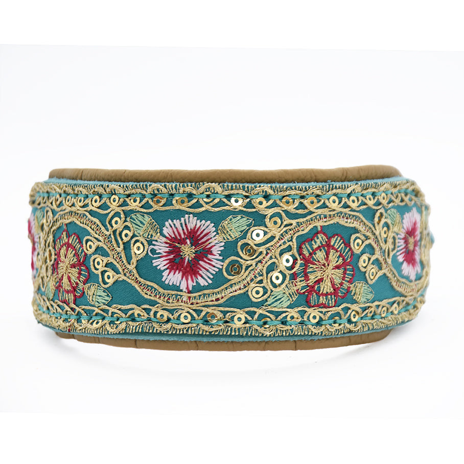 SARI FLORA Windhundhalsband mit breiter gepolsterter Form und edlen Details