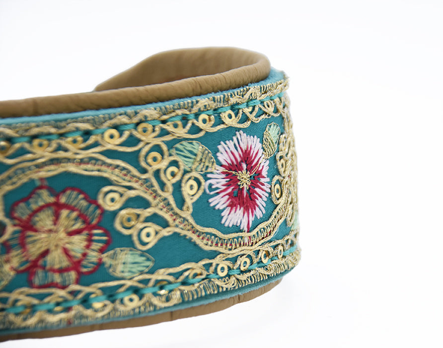 Florales SARI FLORA Windhundhalsband mit goldfarbenen Messingbeschlägen